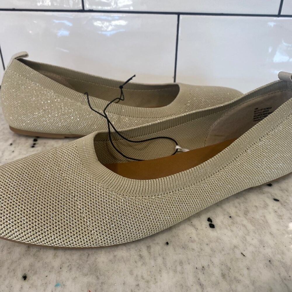 New Seychelles Beige Flats Women 10 M Non Slip On Sunday Comfortable Shoes Shiny